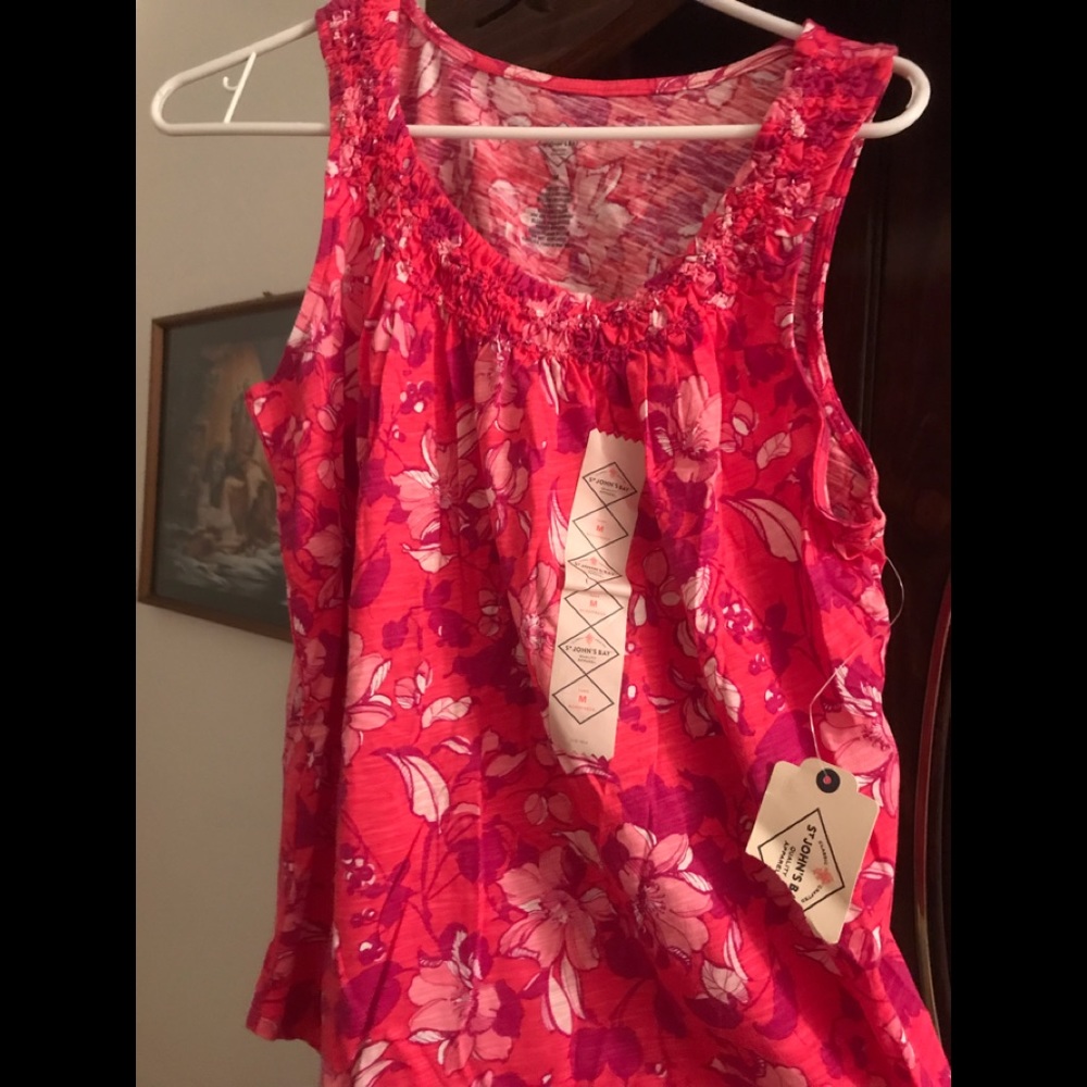 St. john’s Bay Floral Tank Top. Medium